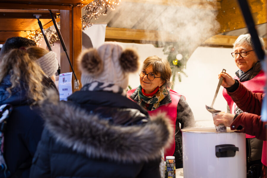 bénévoles des Restos du Cœur au marché de Noël