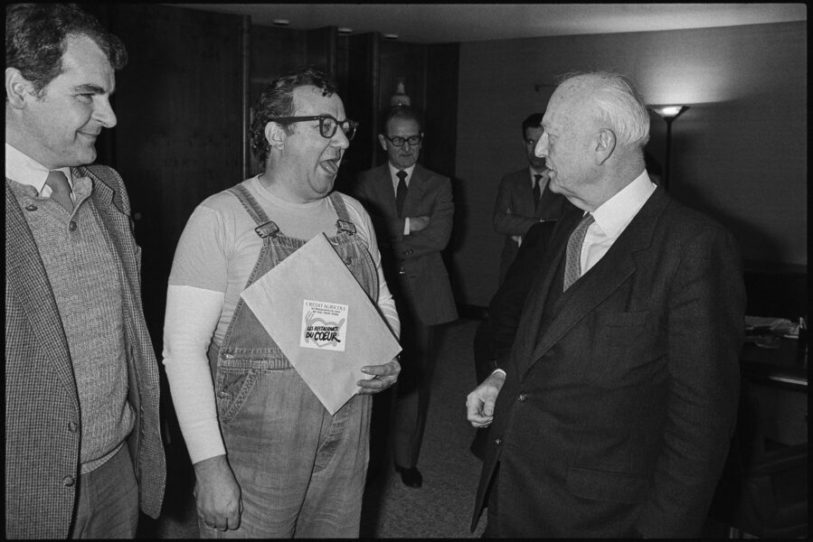 Le 20 février 1986, Coluche se rend au Parlement européen à Strasbourg pour plaider la cause des Restaurants du Cœur auprès notamment de Pierre Pflimlin, président du Parlement. © Dominique Gutekunst / AFP.