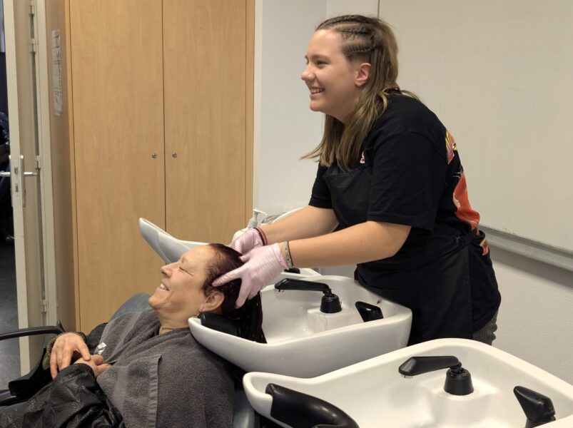 Ramona, personne accueillie, et Laura, sa coiffeuse : après la teinture, un shampooing et un massage offrent une parenthèse de bien-être.